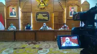 Konferensi pers perkembangan kasus virus corona baru yang memicu COVID-19 di Gedung Grahadi, Senin (20/4/2020) (Foto: Liputan6.com/Dian Kurniawan)