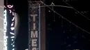 Aerialist Nik Wallenda melintasi seutas kawat di ketinggian 396 meter, Times Square, New York, AS, Minggu (23/6/2019). Aksi berbahaya Nik dan saudara perempuannya Lijana Wallenda disiarkan langsung oleh saluran televisi ABC. (AP Photo/Jason Szenes)