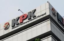 Sekuriti dan OB KPK dapat kue untuk lebaran