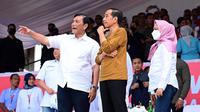 Presiden Joko Widodo atau Jokowi (tengah) bersama Ibu Negara Iriana (kanan) dan Menteri Koordinator Bidang Kemaritiman dan Investasi Luhut Binsar Pandjaitan (kiri) saat menyaksikan ajang balap perahu F1H2O/Powerboat di Pelabuhan Muliaraja Napitupulu Balige, Kabupaten Toba, Provinsi Sumatra Utara, Minggu (26/2/2023). Jokowi yang untuk pertama kalinya menyaksikan balapan F1H2O menilai gelaran ini merupakan sebuah ajang internasional yang sangat menarik untuk disaksikan. (Foto: Muchlis Jr - Biro Pers Sekretariat Presiden)