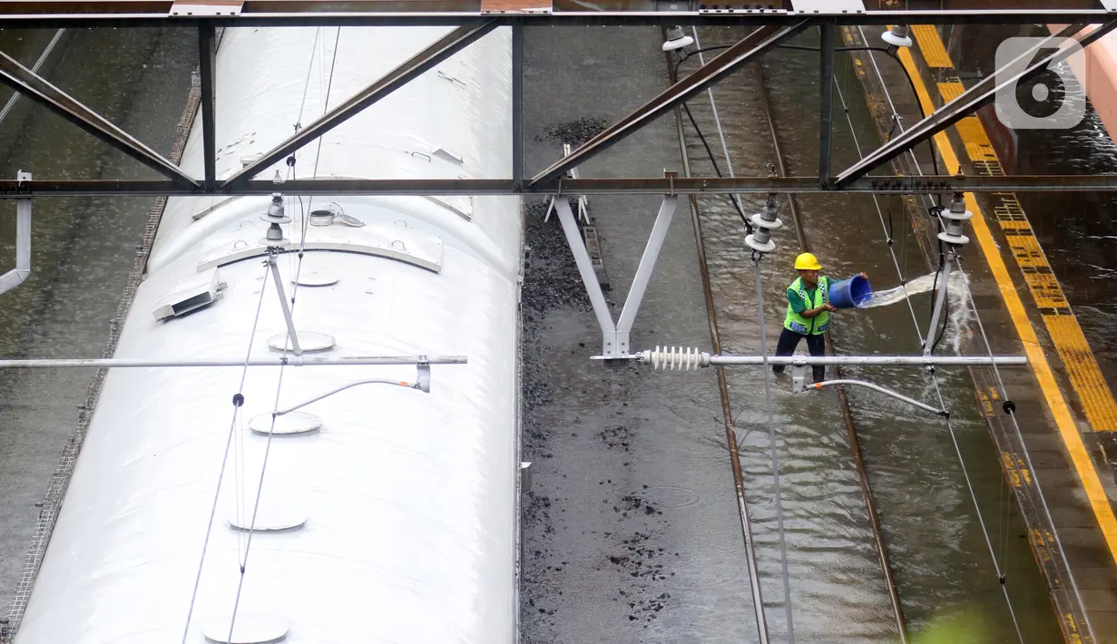 Petugas berusaha mengurangi debit air yang menggenangi rel Stasiun kereta Tanah Abang, Jakarta, Rabu (1/1/2020). Hujan yang mengguyur Jakarta sejak Selasa sore (31/12/2019) mengakibatkan rel terendam dan perjalanan kereta dari dan ke Stasiun Tanah Abang dihentikan. (Liputan6.com/Helmi Fithriansyah)