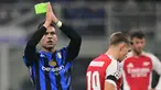 Penyerang Inter Milan, Lautaro Martinez menyapa para penggemar saat meninggalkan lapangan saat matchday 4 League Phase Liga Champions 2024/2025 melawan Arsenal di stadion San Siro, Milan, Rabu 6 November 2024 atau Kamis (7/11/2024) dini hari WIB. (Marco BERTORELLO/AFP)