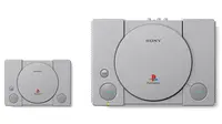 Perbandingan ukuran bodi konsol PlayStation orginal dengan versi mini. (Doc: Sony)