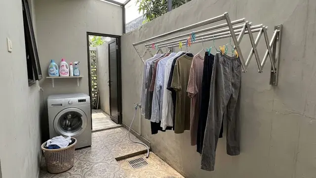 Tempat Cuci dengan Jemuran Lipat Dinding