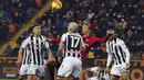 AC Milan terhindar dari kekalahan atas tuan rumah Udinese berkat gol akrobatik Zlatan Ibrahimovic di masa injury time babak kedua. Skor 1-1 pun dibawa pulang Rossoneri dalam laga pekan ke-17 Liga Italia yang berimbas terancam dikudeta Inter dari puncak klasemen. (LaPresse via AP/Andrea Bressanutti)