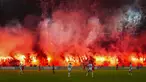 Pendukung FC Twente menyalakan suar dan kembang api menjelang dimulainya babak kedua pertandingan Liga Europa 2024/2025 melawan Besiktas di De Grolsch Veste stadium, Enschede, Belanda, Jumat (31/01/2025) dini hari WIB. (AP Photo/Peter Dejong)