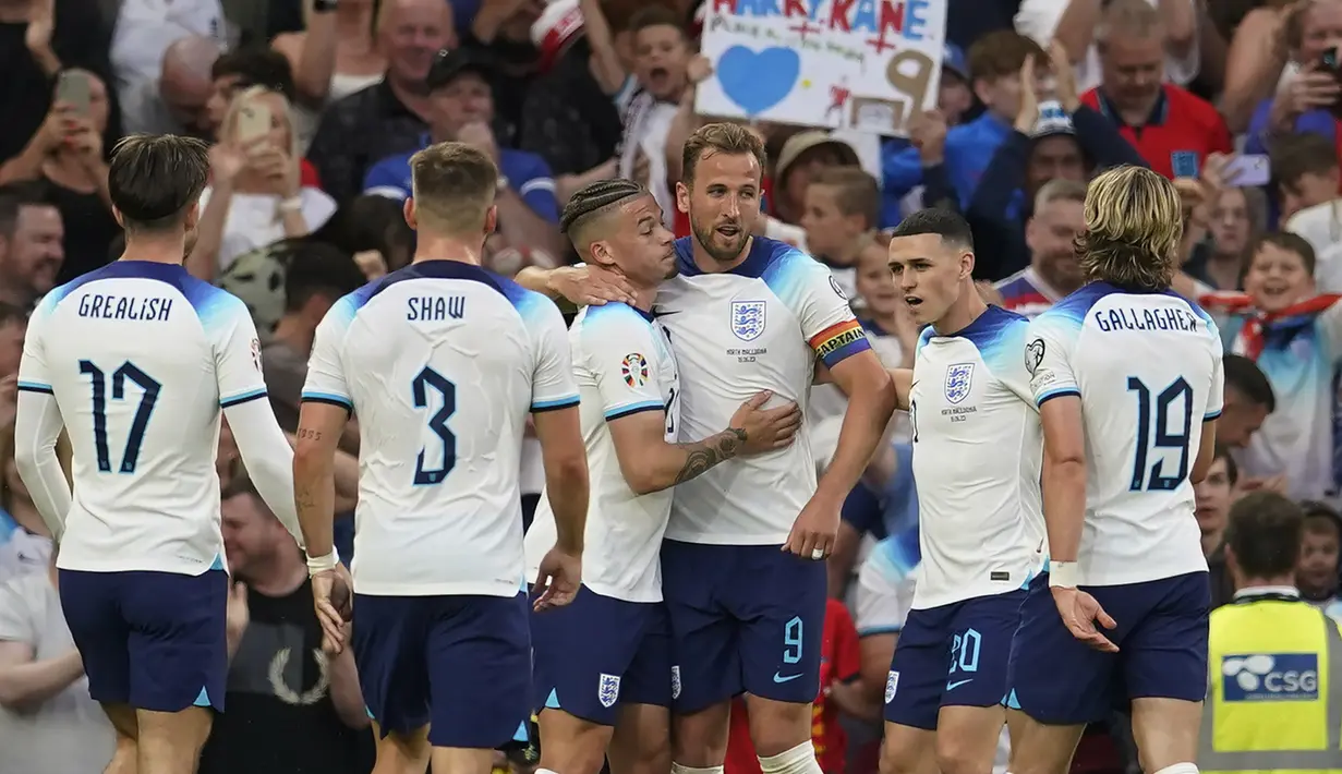 Para pemain Timnas Inggris merayakan gol keenam ke gawang Makedonia Utara yang dicetak Kalvin Phillips (tengah) pada laga Grup C kualifikasi Euro 2024 antara Timnas Inggris menghadapi Makedonia Utara di Old Trafford, Manchester (19/6/2023). (AP Photo/Dave Thompson)