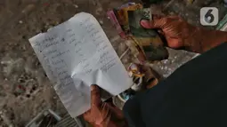 Sampah tersebut mempunyai nilai jual yang cukup lumayan, seperti botol bekas minuman yang jika beliau jual ke pabrik daur ulang per kilo dihargai 5 ribu. (Liputan6.com/Angga Yuniar)