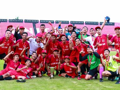 Pemain Jambe FC merayakan gelar juara Liga AYO Bali 2019 setelah mengalahkan Kupang FC di Stadion I Wayan Dipta, Gianyar, Bali, Minggu (30/6). Jambe FC menang 3-2 atas Kupang FC. (Dokumentasi Official)