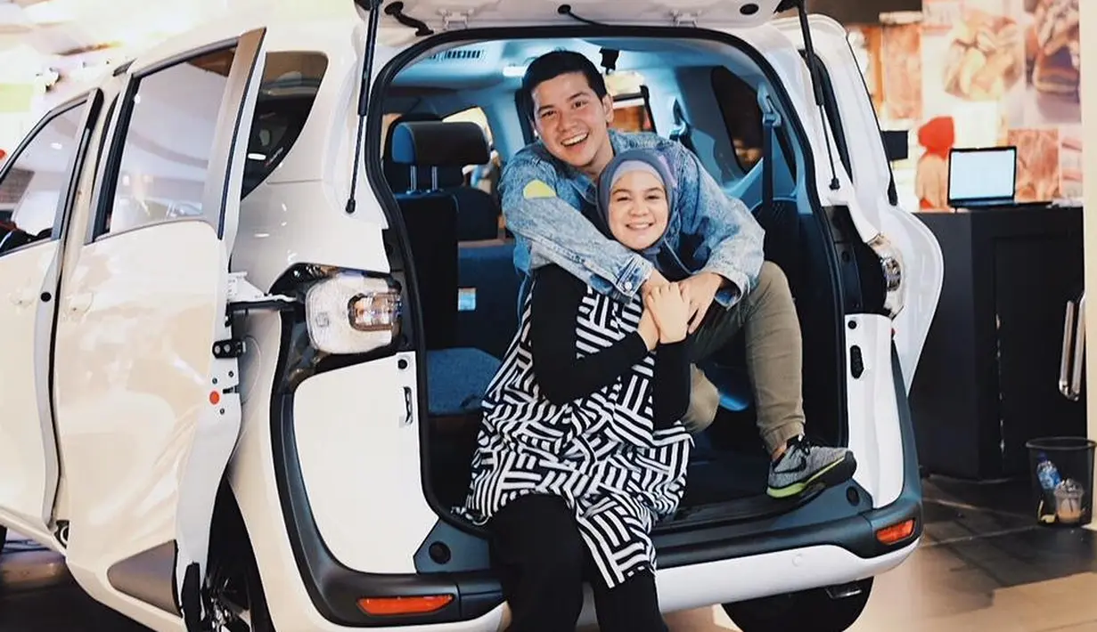 Memiliki status baru sebagai orang, pastinya merupakan hal yang sangat membahagiakan bagi Haykal dan Tantri. Sekarang ini, mereka nampaknya sedang menikmati tugas barunya merawat si bayi mungil. (Instagram/haykalkamil)