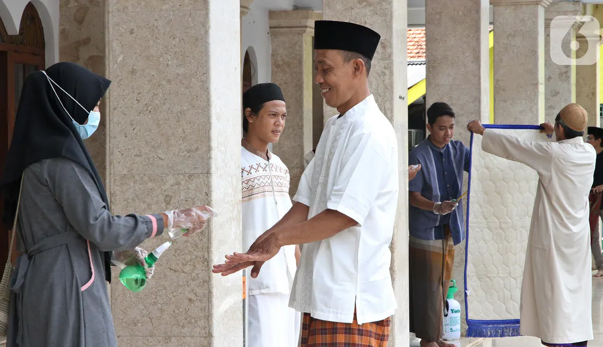 Petugas memberikan hand sanitizer sebelum Salat Jumat di Masjid El-Syifa, Jakarta, Jumat (20/3/2020). MUI dan Pemprov DKI Jakarta menginstruksikan untuk meniadakan sementara Salat Jumat selama dua pekan terkait merebaknya virus corona atau COVID-19. (Liputan6.com/Fery Pradolo)
