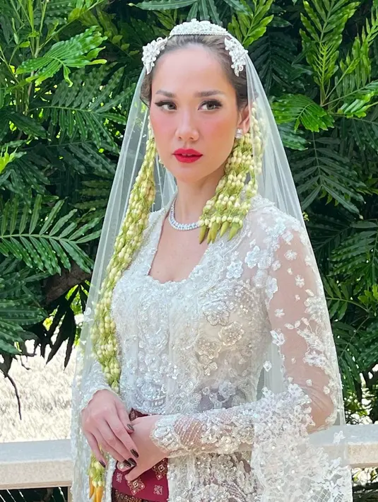 MUA pernikahan BCL sekaligus sahabatnya, Mercia Dewi atau dikenal Bumiauw mengungkapkan bahwa BCL tidak meminta konsep khusus untuk makeup pernikahannya. Bumiauw pun hanya merias wajah BCL dengan menyesuaikan pada konsep pernikahan, warna kulit, lighting, fotografer, dan videografer. [@bumiauw]