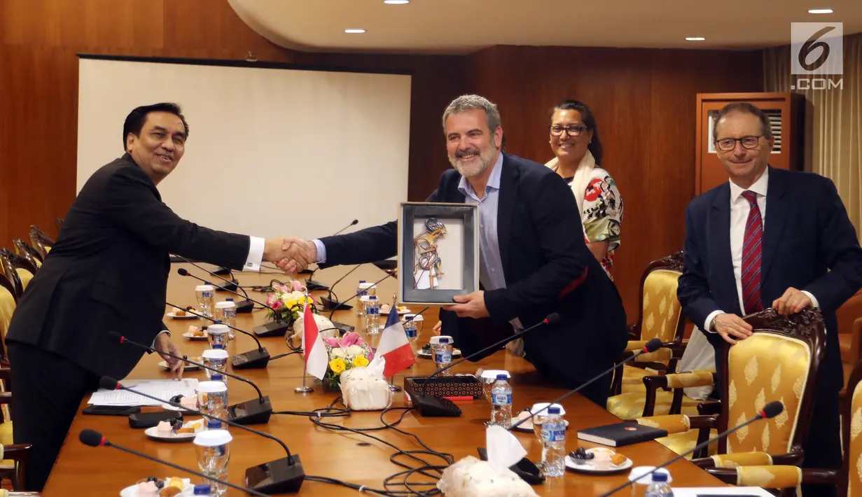 Pimpinan GKSB DPR-Parlemen Francis Effendi Simbolon bersalaman dengan Presiden Grup Persahabatan Francis-Indonesia dari Majelis Nasional Francis Raphael Gerard saat melakukan pertemuan “Friendly Talk”, Jakarta, Rabu (31/10). (Liputan6.com/Johan Tallo)