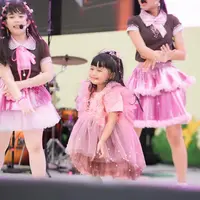 Intip gaya lincah Ameena Atta perform jadi girlband (@ameenaatta)