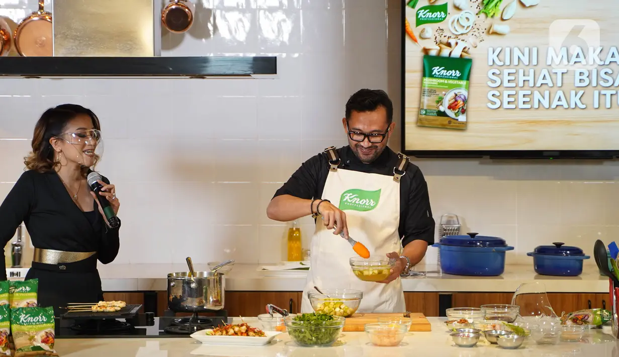 Chef Norman Ismail, membuat masak di sela-sela peluncuran kaldu Knorr Mushroom & Vegetable Seasoning, di Jakarta. Kaldu yang mengombinasikan ekstrak jamur serta mirepoix hadir untuk membantu para pebisnis kuliner menambah kelezatan menu sehat, termasuk plant-based foods. (Liputan6.com/HO/Ading)
