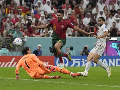 Goncalo Ramos tampil mengagumkan saat Portugal kalahkan Swiss dengan skor 6-1 pada babak 16 besar Piala Dunia 2022 yang berlangsung di Lusail Stadium, Rabu (07/12/2022) dini hari WIB. (AP/Alessandra Tarantino)