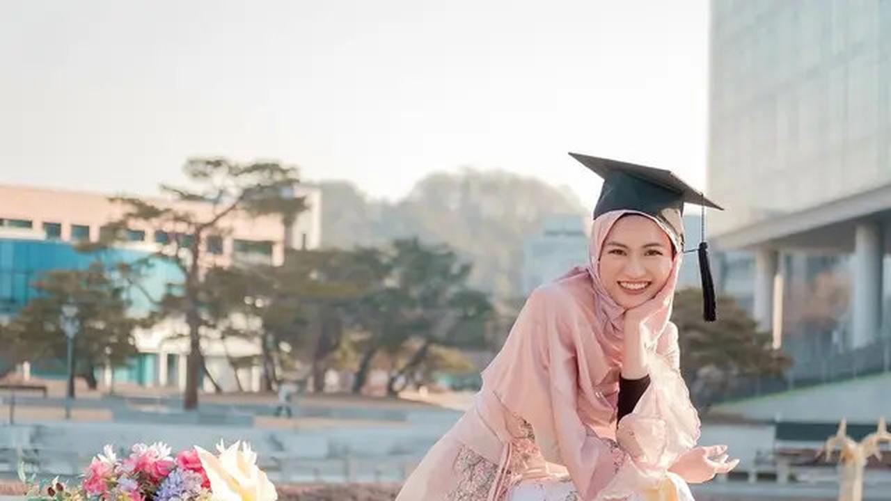 Inspirasi 5 Model Kebaya Wisuda Warna Nude 2025, Tampil Anggun dan Stylish