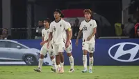 Striker Timnas Thailand U-23, Yotsakorn Burapha gagal mengeksekusi penalti dalam laga semifinal Piala AFF U-23 2025 melawan Timnas Indonesia U-23 di Stadion Utama Gelora Bung Karno, Jakarta, Jumat (25/7/2025). (Bola.com/Abdul Aziz).