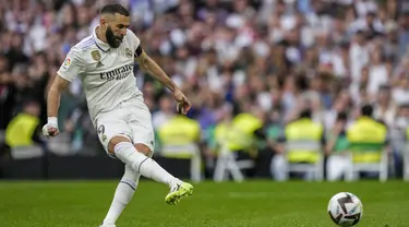 Pemain Real Madrid Karim Benzema melakukan tendangan penalti ke gawang Athletic Bilbao pada pertandingan sepak bola Liga Spanyol di Stadion Santiago Bernabeu, Madrid, Spanyol, Minggu (4/6/2023). (AP Photo/Bernat Armangue)