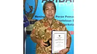 Berkat usaha kulit kerang, Efdalius Ruswandi menjadi Juara II Penghargaan Adibakti Mina Bahari 2015 kategori UPPN Skala Mikro Terbaik.