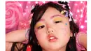 Lip tint pink berry jadi sentuhan terakhir makeup centil Xarena [@krisjianabah]