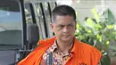 Direktur Utama PT Sarana Bangun Nusantara (SBN) Hasmun Hamzah menuju ruang pemeriksaan di gedung KPK, Jakarta, Jumat (27/4). Sebelumnya Hasmun terjaring OTT Komisi Pemberantasan Korupsi (KPK), Rabu 28 Februari 2018 lalu. (Liputan6.com/Herman Zakharia)