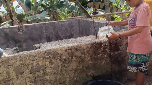 Air yang sudah berlumut, yang ditampung dalam bak digunakan untuk mencuci. (Liputan6.com/Dionisius Wilibardus)