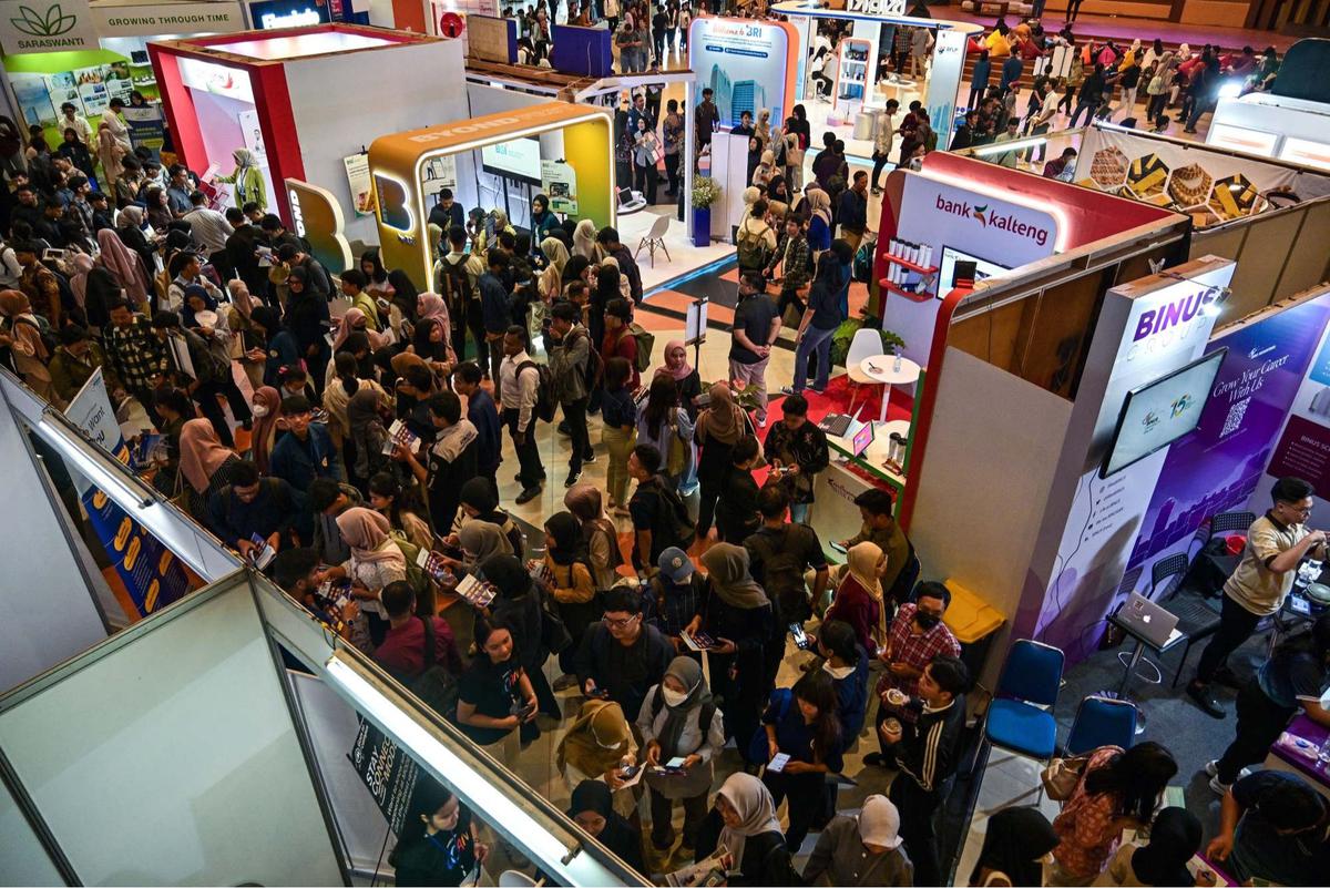 Ribuan Pencari Kerja Serbu Job Fair di Surabaya