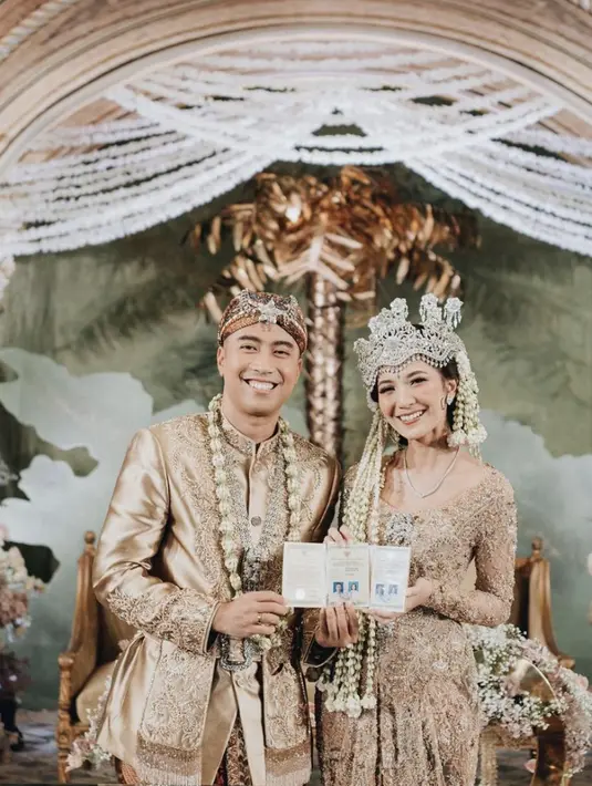 Sheila Dara memilih kebaya bernuansa gold yang begitu elegan dikenakan di hari bahagia. [Foto: Instagram/ Sheila Dara]