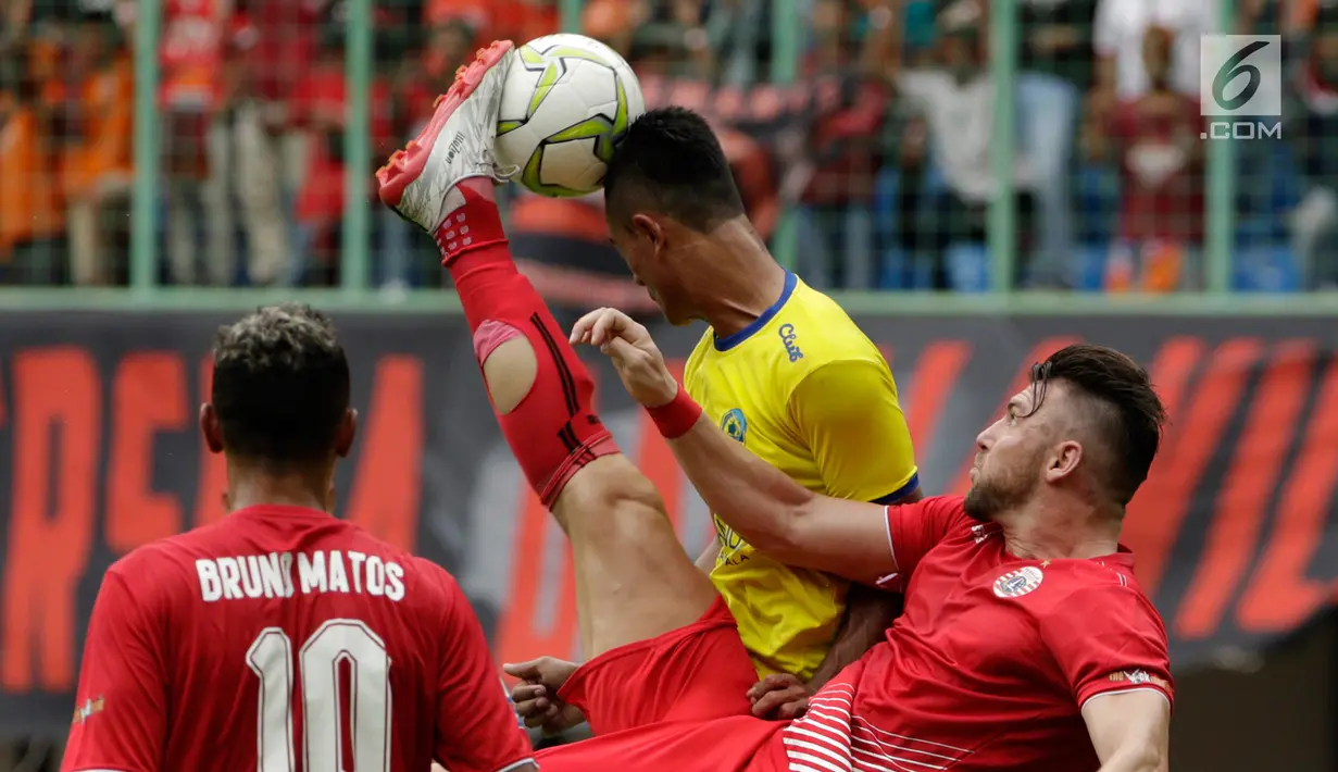 Striker Persija Jakarta, Marko Simic menendang bola saat menghadapi 757 Kepri Jaya pada laga Piala Indonesia di Stadion Patriot, Bekasi, Rabu (23/1). Persija menang telak 8-2. (Bola.com/Yoppy Renato)