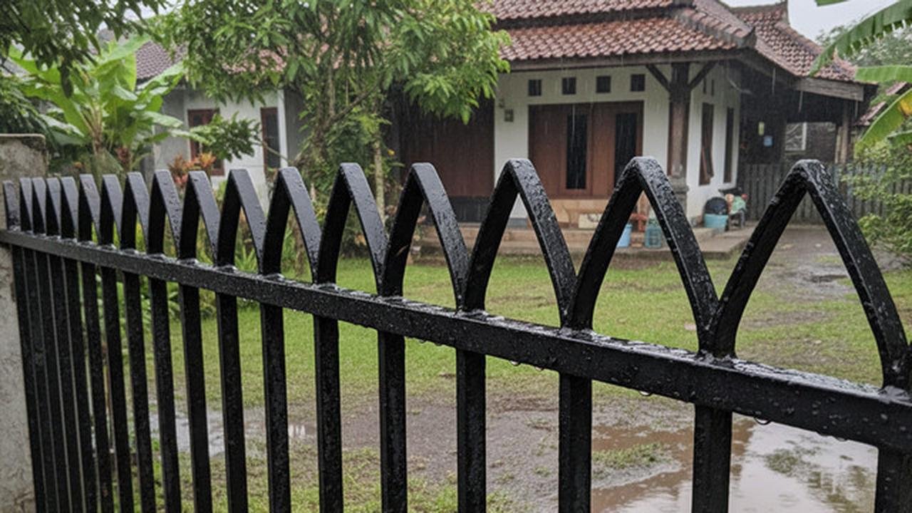 Cat Pagar Terkelupas karena Hujan? Ini Cara yang Benar Mengatasinya