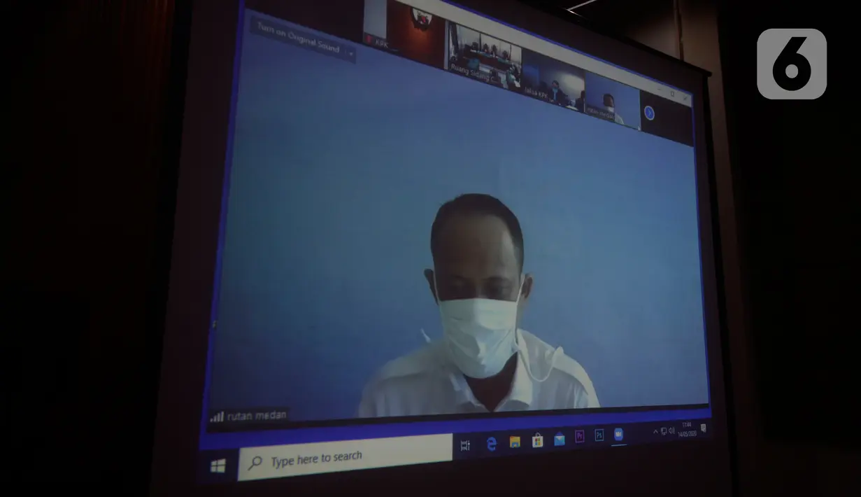 Layar menayangkan terdakwa mantan Kasubbag Protokoler Kota Medan Syamsul Fitri Siregar saat pembacaaan tuntutan dalam sidang secara online di Gedung KPK, Jakarta, Kamis (14/5/2020). Syamsul terlibat dalam kasus dugaan suap proyek dan jabatan pada Pemkot Medan tahun 2019. (merdeka.com/Dwi Narwoko)