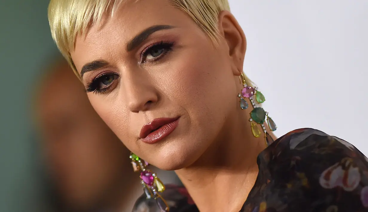 Ekspresi Katy Perry saat tiba menghadiri pesta Gala Musicares Person of The Year 2019 di Los Angeles, AS (8/2). Katy Perry tampil menawan mengenakan gaun hitam bermotif kembang dengan belahan hingga paha terbuka. (AFP Photo/Valerie Macon)
