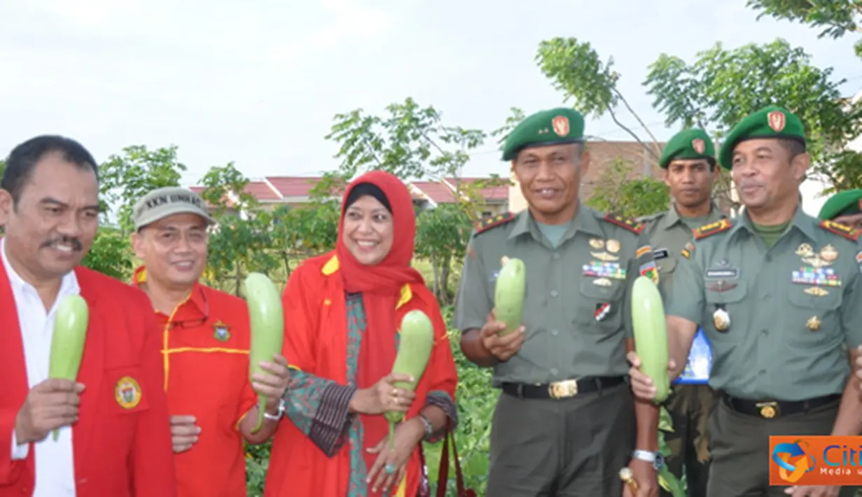Citizen6, Sidrap: Mayjen TNI Muhammad Nizam yang didampingi Asisten Teritorial Kodam VII Kol Inf M Shokir dan Wakil Rektor III Ir Nasaruddin Salam, menyaksikan terong dan ubi raksasa, di kebun Kodim Sidrap, Senin (30/7). (Pengirim: Abdi Mantaring).
