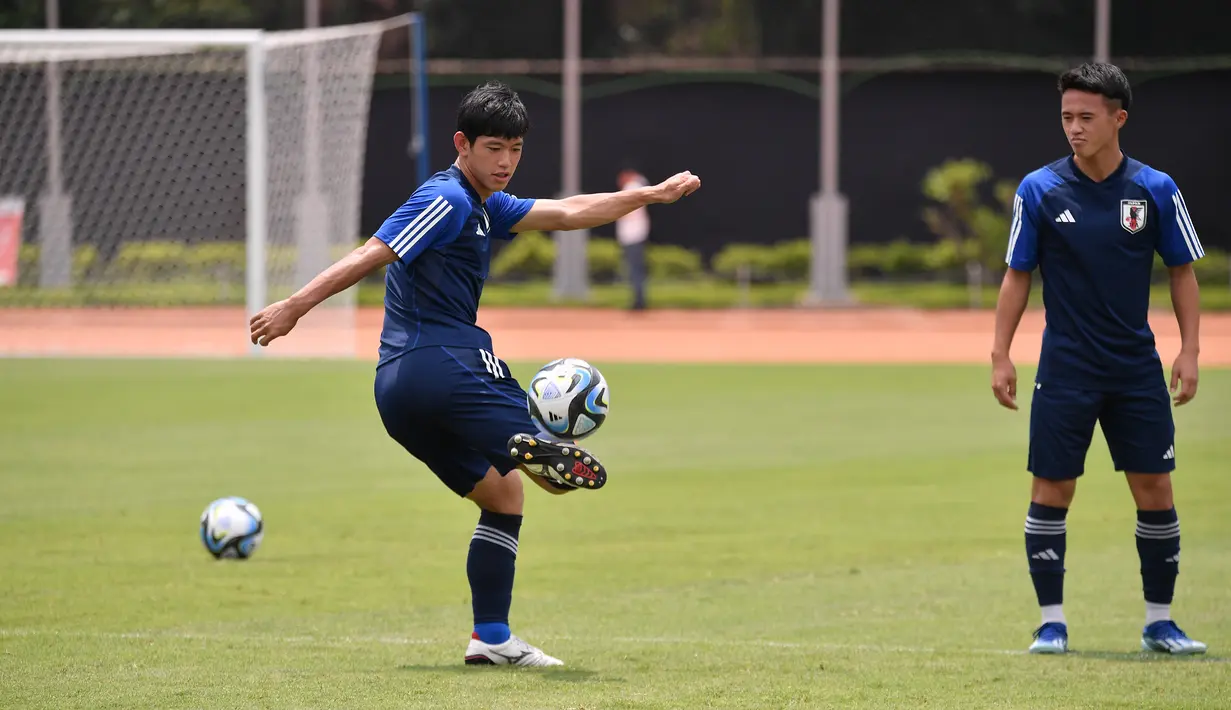 Pemain Timnas Jepang U-17 melakukan sesi latihan di Sasana Olahraga Ganesha (Saraga) ITB, Bandung, Jawa Barat, Kamis (16/11/2013). Jepang harus bekerja keras dan menyatukan tim untuk mengalahkan tim kuda hitam, Senegal, dalam pertandingan Grup D Piala Dunia U-17 yang akan berlangsung Jumat, 17 November 2023, di Stadion Si Jalak Harupat, Kabupaten Bandung, Jawa Barat. (Doc. LOC WCU17/SBN)