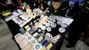 Penyeludupan 4,3 Kg sabu jalur India-Jakarta ini diselundupkan melalui gulungan benang dan spare part mobil, Jakarta, Kamis (12/06/2014) (Liputan6.com/Faizal Fanani)