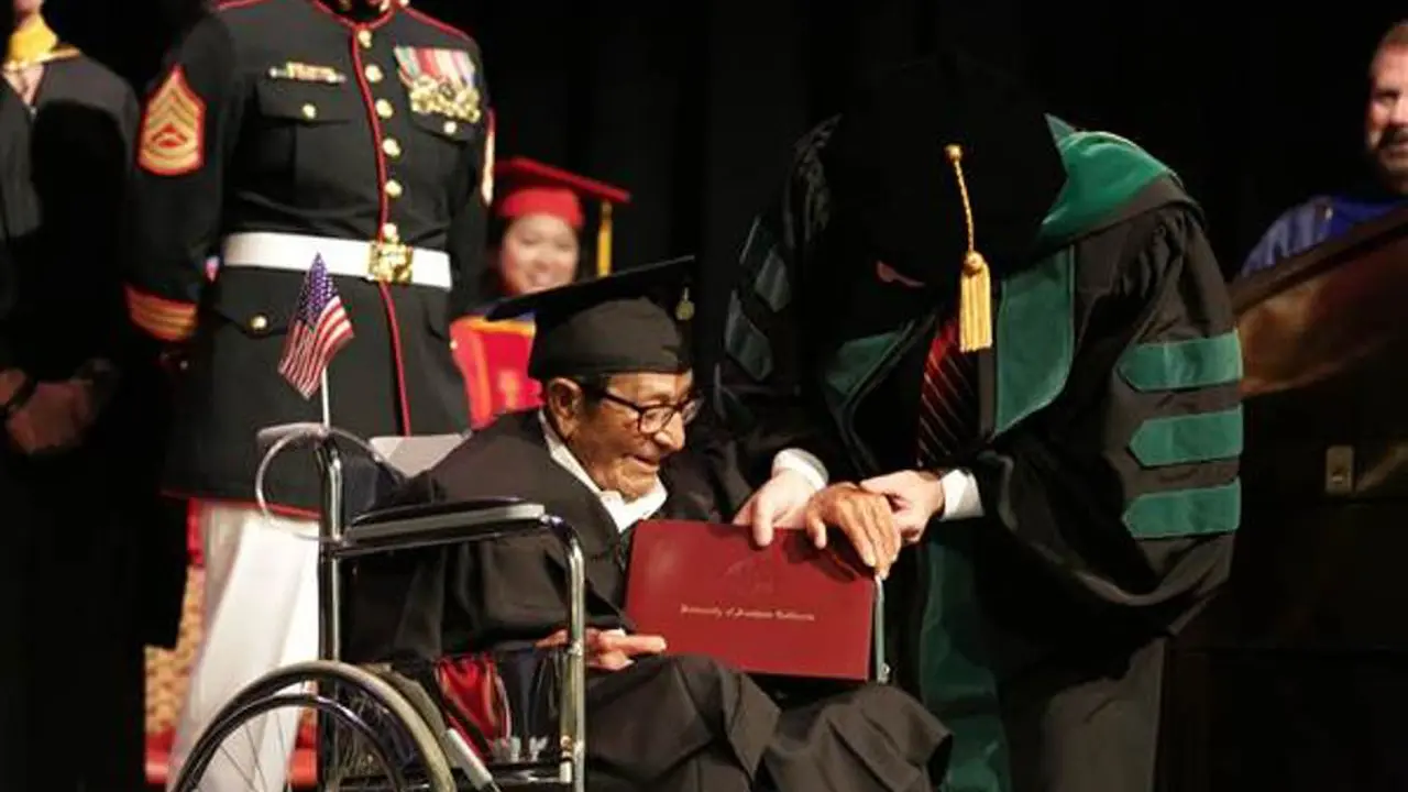 Karena Kerja, Kakek Ini Baru Bisa Sarjana 63 Tahun Kemudian