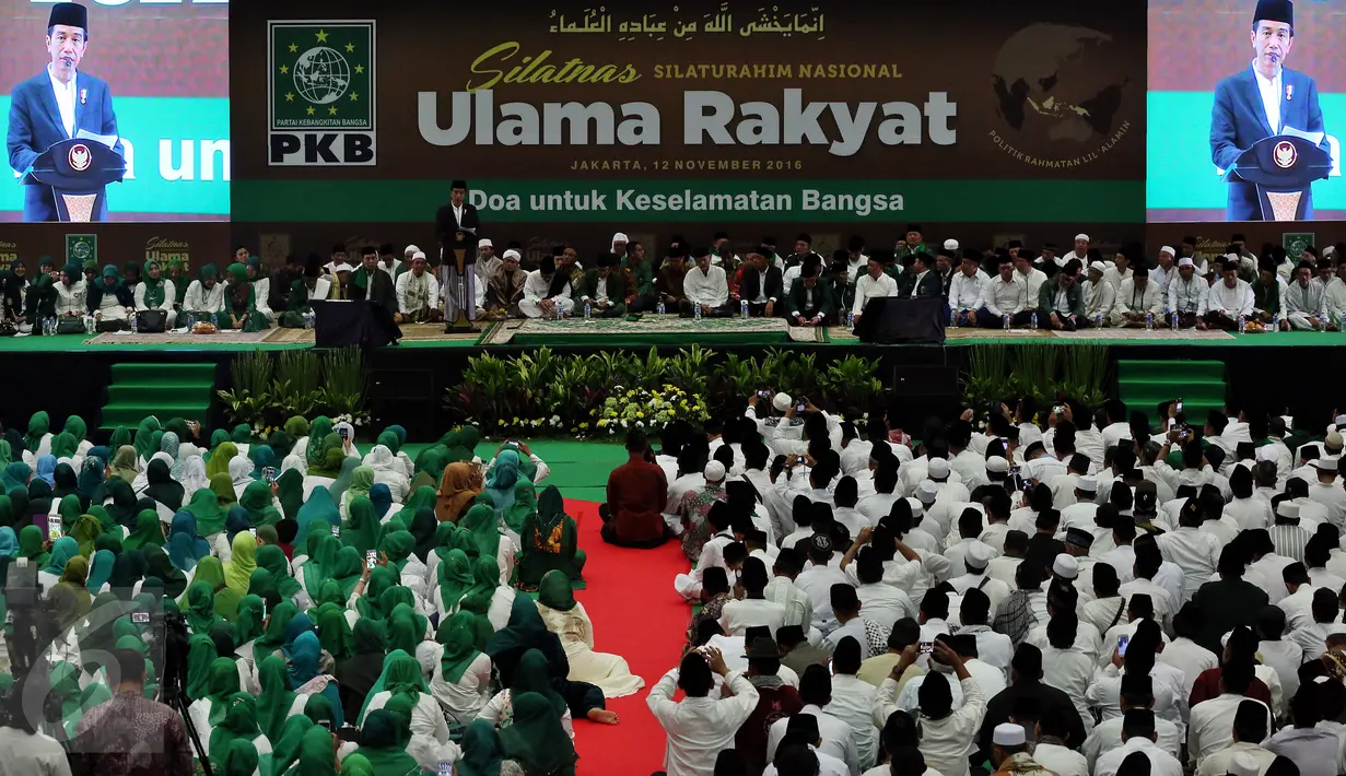 Presiden RI Joko Widodo memberikan pidato politiknya saat menghadiri acara Silaturahim Ulama Rakyat, Jakarta, Sabtu (12/11). Acara tersebut di hadiri 10.000 umat muslim untuk berdoa bagi keselamatan Bangsa Indonesia. (Liputan6.com/Johan Tallo)