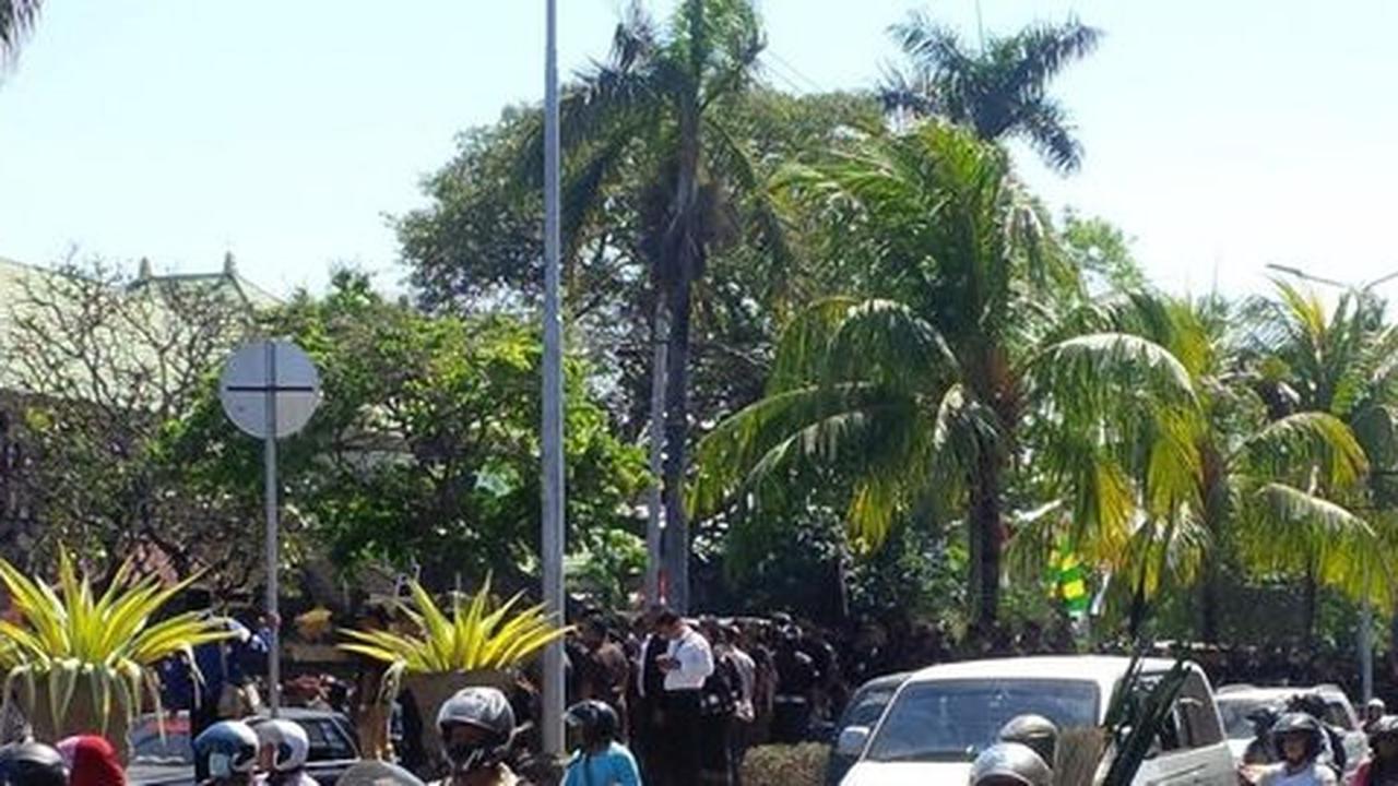 Geruduk PN Denpasar, ribuan massa bersikap tertib