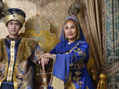 Bergaya bak sultan, Verrell Bramasta tampil keren bak karakter Aladin seperti yang disebut banyak netizen dalam kolom komentar Instagramnya. Dalam pemotretannya ini Verrell bergaya bersama Veve Lee yang merupakan makeup artis. Banyak netizen pun mengira ia akan berfoto bersama Febby karena liburannya ke Turki berdua.(Liputan6.com/IG/@bramastavrl)