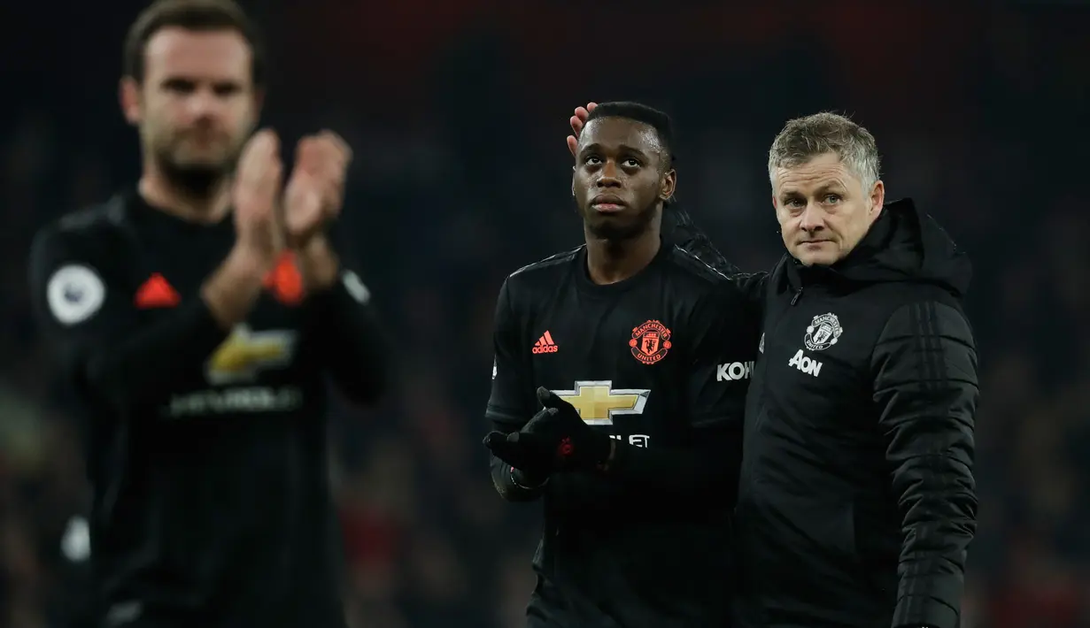 Manajer Manchester United Ole Gunnar Solskjaer (kanan) menghibur anak asuhnya Aaron Wan-Bissaka usai dikalahkan Arsenal pada pertandingan lanjutan Liga Inggris di Emirates Stadium, London, Rabu (1/1/2020). Arsenal menang 2-0. (AP Photo/Matt Dunham)