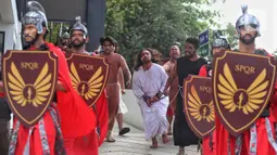 Tablo Jalan Salib menjadi medium penghayatan kesengsaraan Yesus dalam menerima kesengsaraan penebusan dosa semua umatnya. (Liputan6.com/Angga Yuniar)