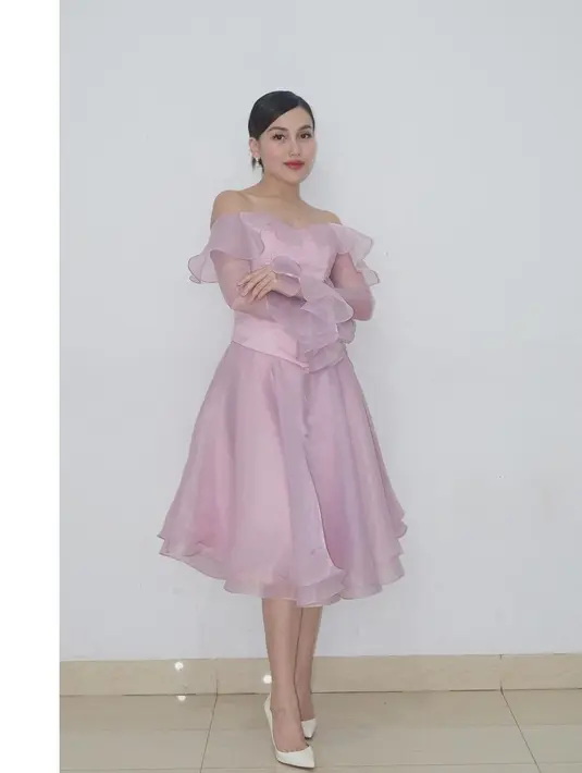 Meski kenakan gaun yang sama rancangan Rika Wirtjes, keduanya tampil dengan pesona yang berbeda. [@ayutingting92]