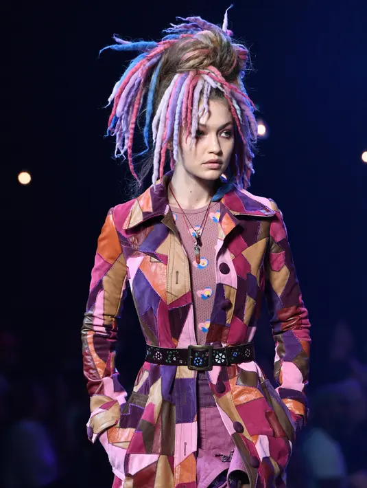 Penampilan Gigi Hadid di catwalk New York Fashion Week saat mengenakan busana rancangan terbaru Marc Jacobs di New York, Kamis (15/9). Gigi mengubah penampilannya dengan wig mirip rambut gimbal berwarna-warni. (Angela WEISS/AFP)di New York, Kamis (15/9). 