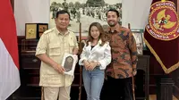 Kiky Saputri dan Calon Suaminya Antar Langsung Undangan Pernikahan untuk Pak Menhan Prabowo Subianto. (instagram.com/kikysaputrii)
