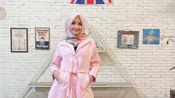 Jihan yang kini berusia 16 tahun nampak anggun dengan balutan hijab. Pemilik nama asli Jihan Audylia Arinde Silva ini mulai dikenal kala bergabung dengan orkes dangdut melayu New Pallapa. (Liputan6.com/IG/@jihanaudy123_real)