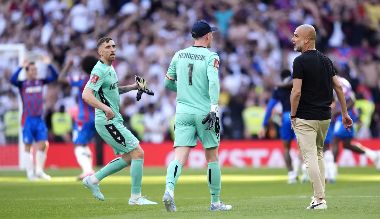 Kiper Crystal Palace, Dean Henderson (tengah) bersitegang dengan pelatih Manchester City, Pep Guardiola dalam laga final Piala FA 2024/2025 di Stadion Wembley, London, Inggris, Sabtu (17/05/2025) waktu setempat. (AP Photo/PA/Nick Potts)