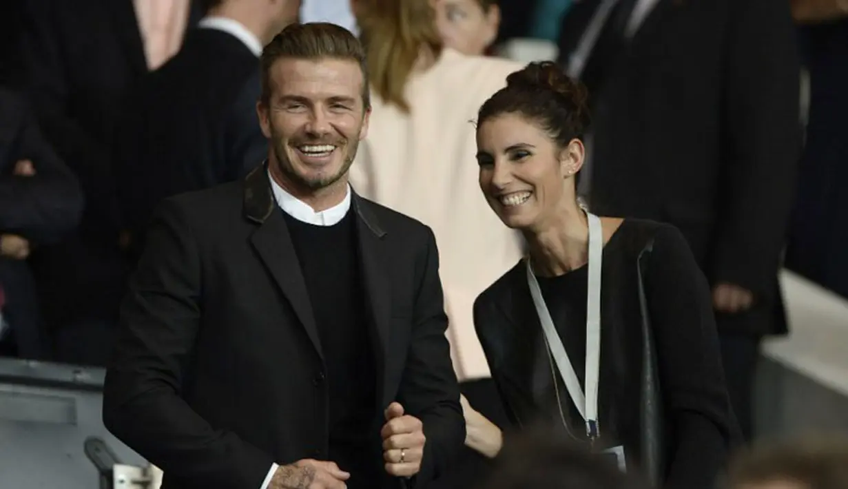 Mantan bintang Timnas Inggris, David Beckham (kiri), hadir menyaksikan laga PSG kontra Barcelona di Stadion Parc des Princes, Paris (1/10/2014). PSG unggul 3-2 atas Barcelona. (AFP PHOTO/Franck Fife)