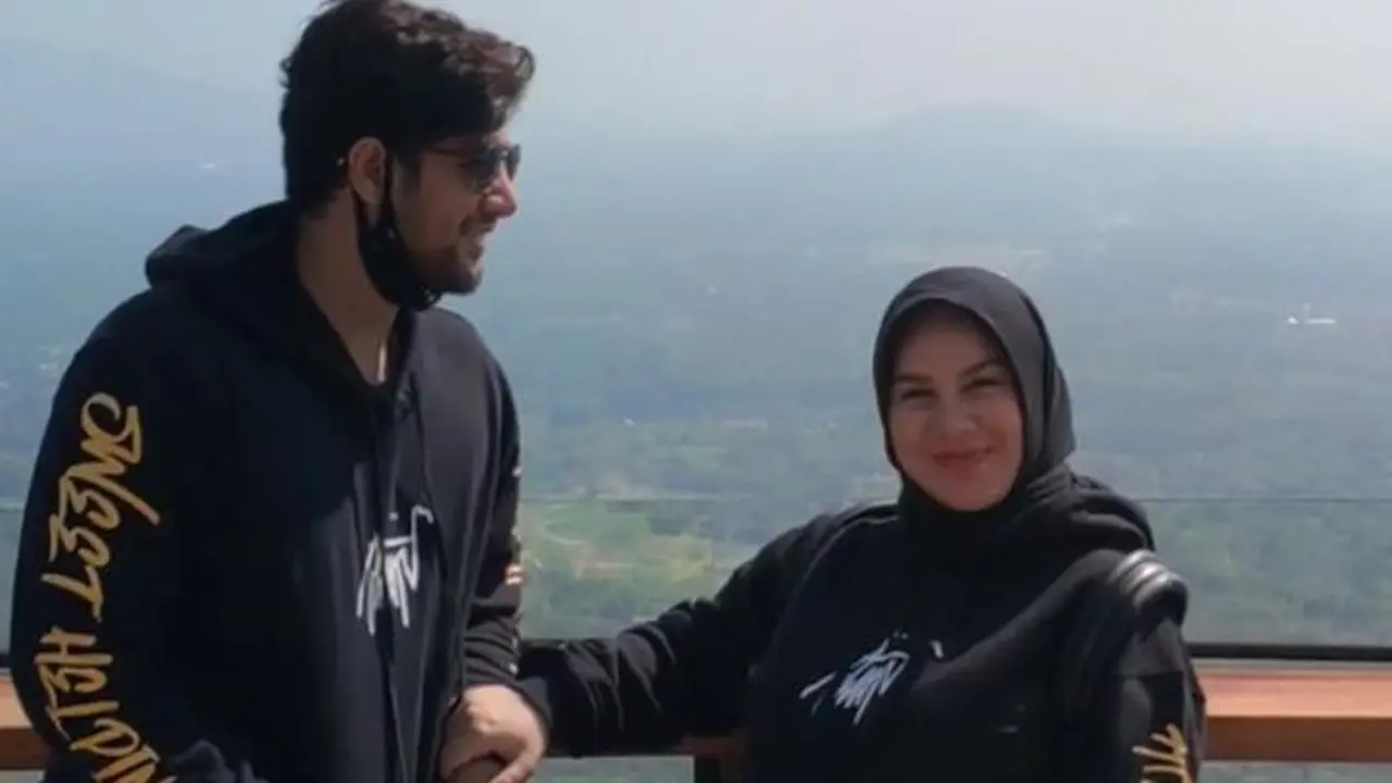 Momen Mesra Irish Bella dan Ammar Zoni Saat Babymoon di Borobudur. (Sumber: YouTube/Anton Saputra)