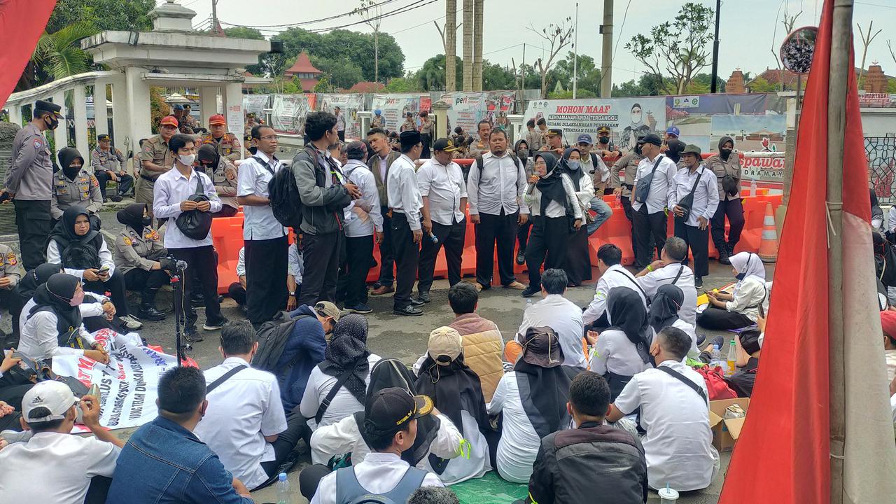 Riset: 74 Persen Guru Honorer Bergaji di Bawah UMK, Ada yang Terima Rp785.000 Sebulan